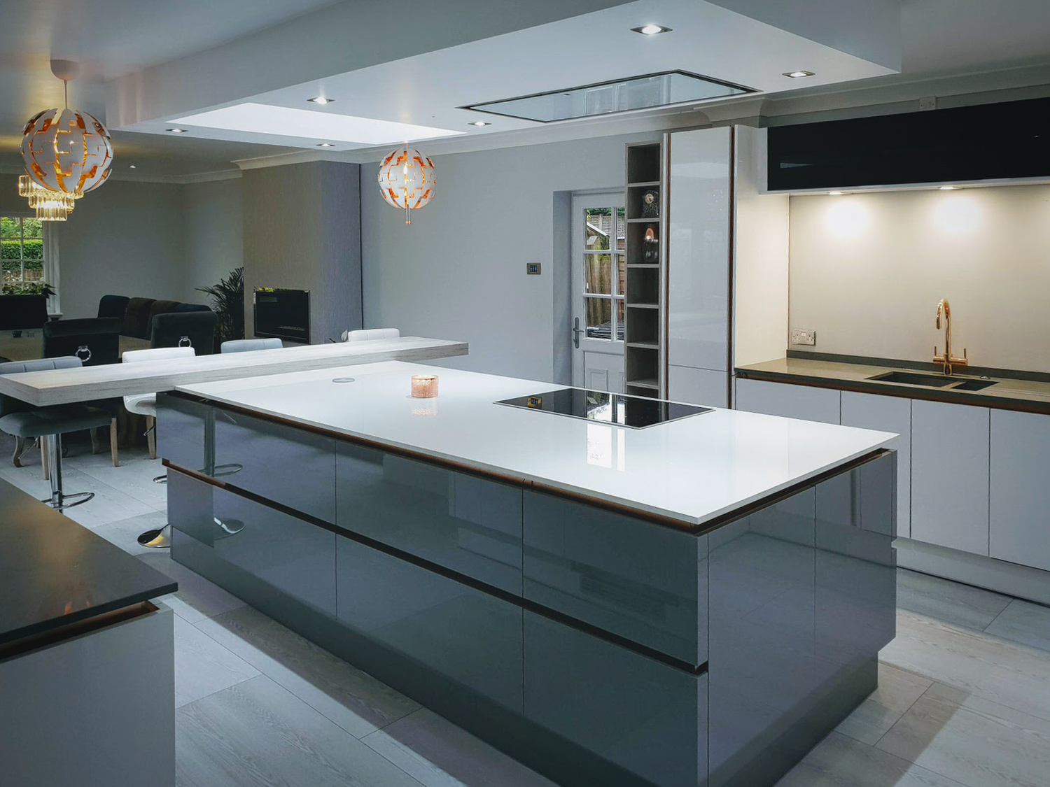 Modern clean kitchen, handleless