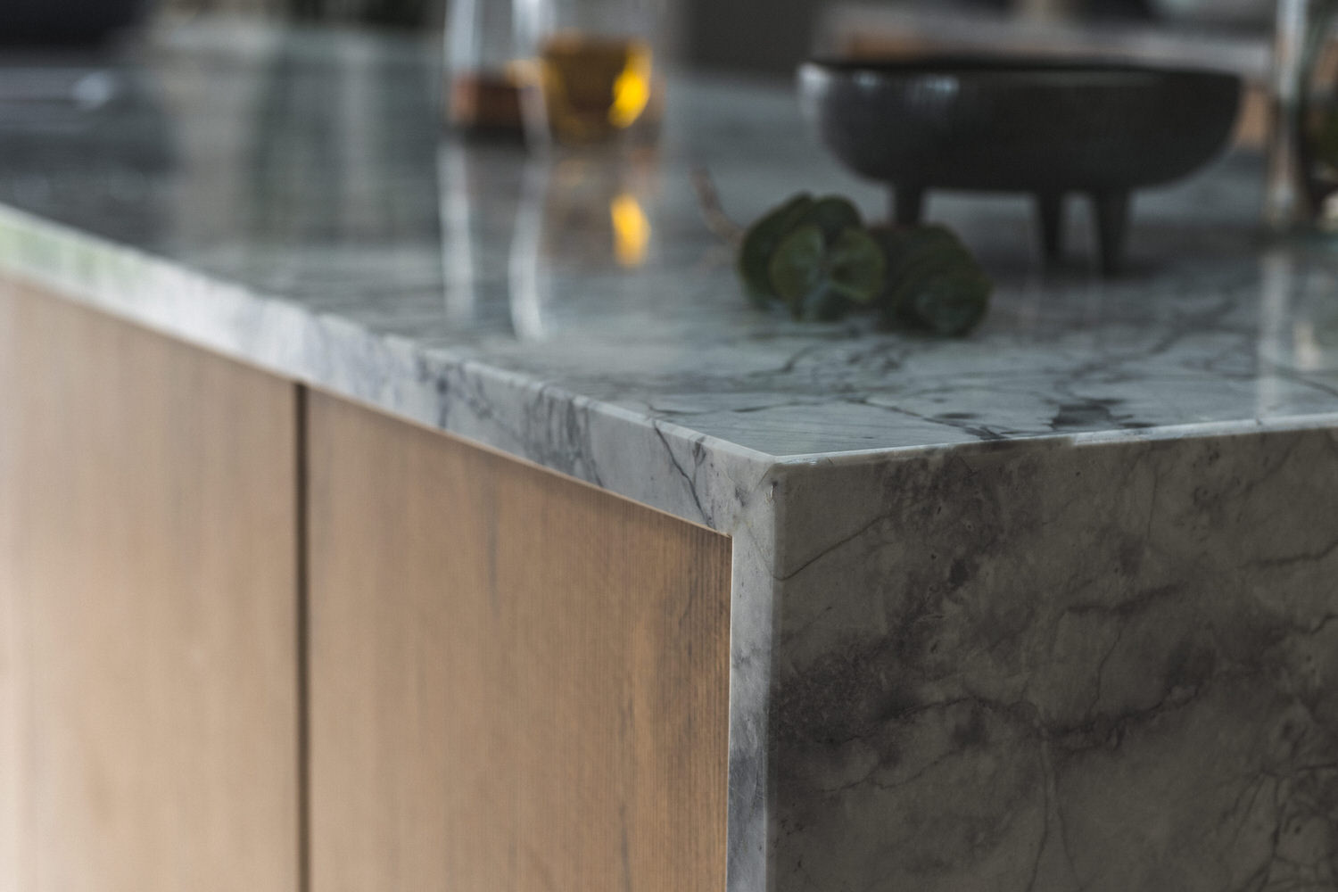 Modern clean kitchen, handleless